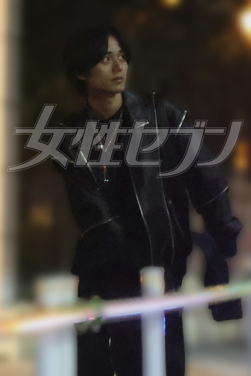 全身黒でシックな服装の永瀬廉