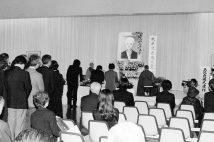 帝銀事件の平沢貞通元死刑囚の告別式で焼香する参列者(時事通信フォト)