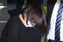 逮捕時の今村由香理容疑者(時事通信)