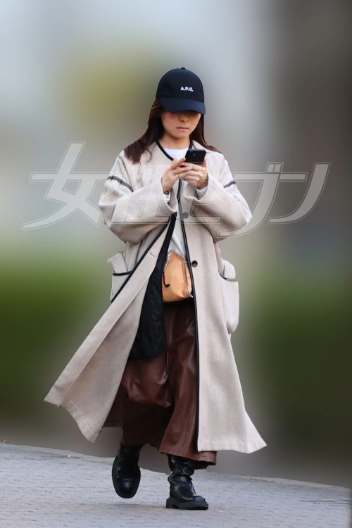 ロングコートにキャップ姿のなみき(2024年12月)