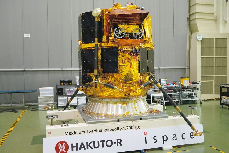 アイスペース社が開発した月着陸船「レジリエンス」。金色のフィルムが付いた外装によって、宇宙での激しい温度差による機体の損傷を防ぐ(2024年9月撮影)。写真/共同通信社