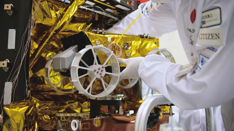 小型月面探査車「テネシアス」は全高260mm、全幅315mm、全長540mmとコンパクトなボディ (写真提供/ispace)