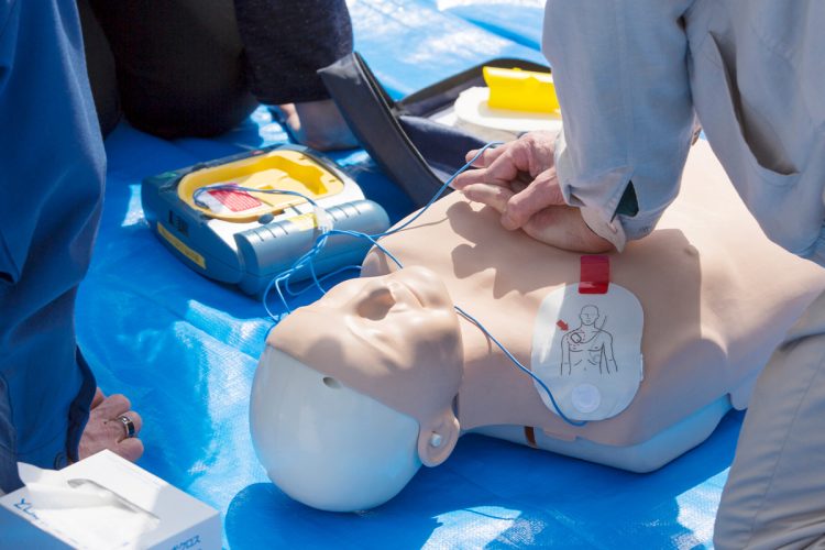 男性が女性にAEDを使うと訴訟されるリスクが?(写真/イメージマート)