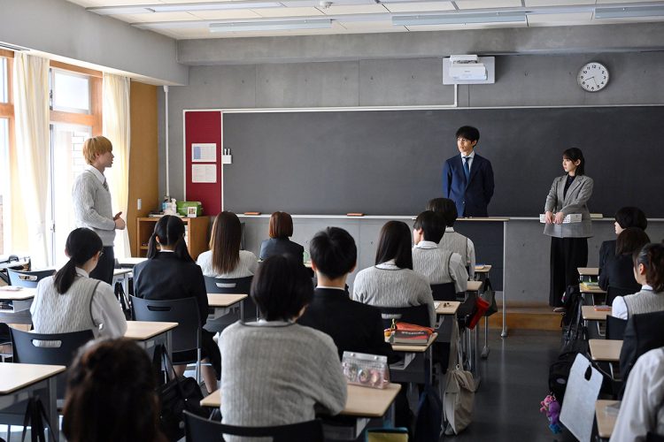 工藤氏の授業を意識して撮影に臨む、教師役の松坂桃李（日曜劇場『御上先生』の公式Xより）