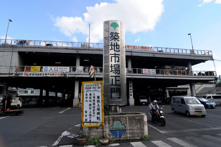 閉場直後の築地市場正門からは、せわしなく関係者の出入りしていた(2018年10月撮影:小川裕夫)