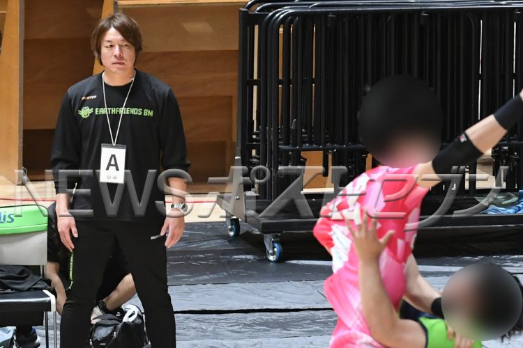 指導者として現場で指揮をとっている