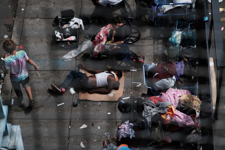 米ペンシルベニア州フィラデルフィアのケンジントン地区は、薬物中毒者が集まることから「ゾンビタウン」「ゾンビ通り」などと呼ばれる(AFP=時事)