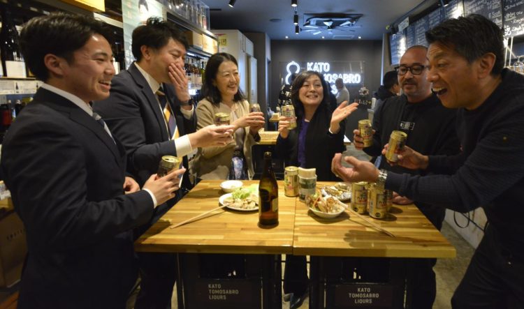 ガラス張りで外から中がよく見える店内で、皆が楽しげに盛り上がる