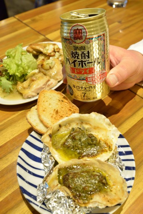 店長が腕を振るう料理は大人気。「『焼酎ハイボール』のようなガツンとした炭酸の酒によく合うと思います」（店長の木内さん）
