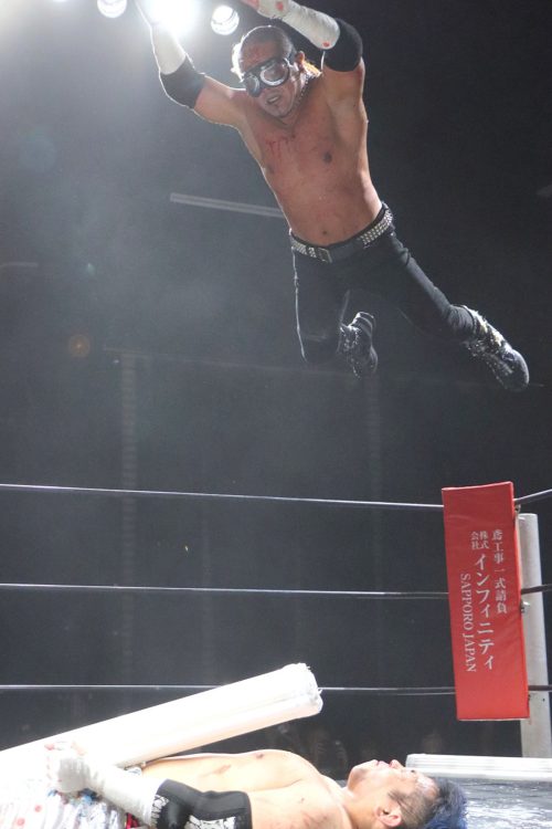 デスマッチ1試合で200～300本の蛍光灯を使用するという