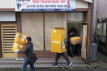 ベトナム人による組織的な万引き事件で、拠点から押収品を運び出す警視庁の捜査員ら。2024年11月27日(時事通信フォト)