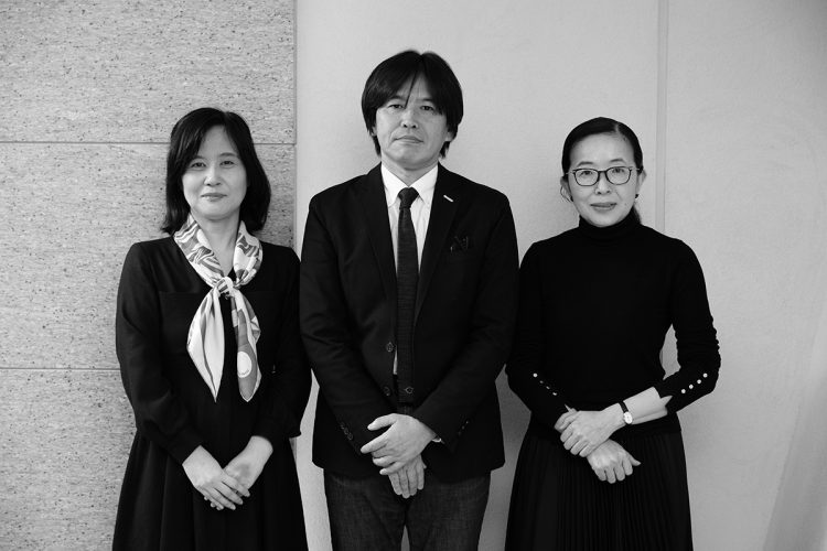 選考委員。右から酒井順子氏、森健氏、河合香織氏