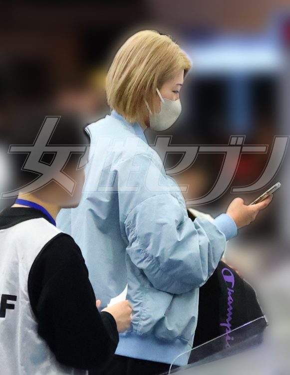 スタッフに案内される狩野舞子