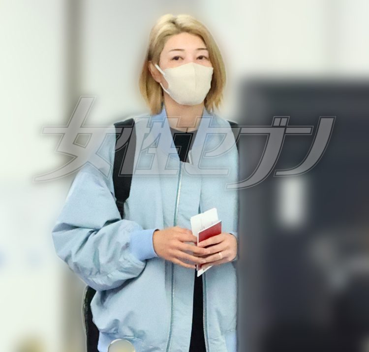 パスポートを持つ狩野舞子