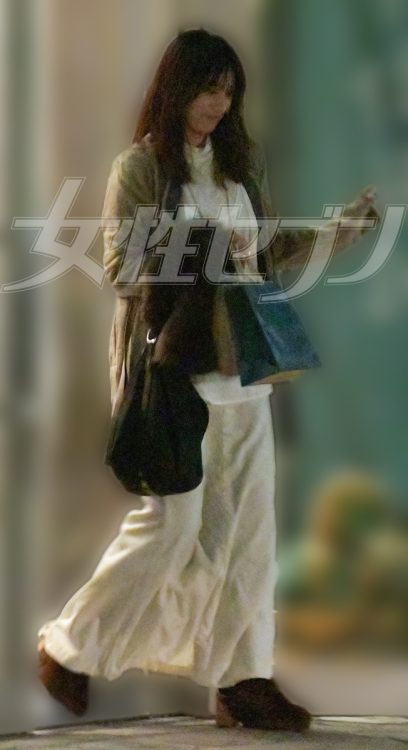 レストランに向かう野波麻帆(2025年)