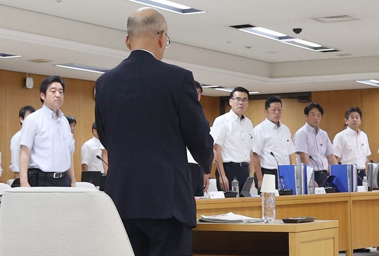 兵庫県議会の調査特別委員会(百条委員会)に臨む竹内英明委員(左端、故人)、岸口実副委員長(右端)、増山誠委員(右から2人目)ら。手前は同県の片山安孝前副知事。2024年9月6日(時事通信フォト)