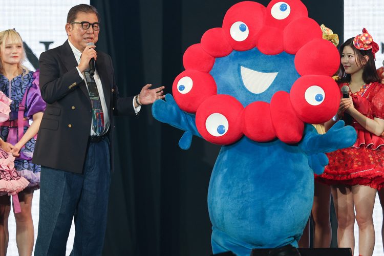 東京ガールズコレクションで「ミャクミャク」とともに登壇した石破首相(時事通信フォト)