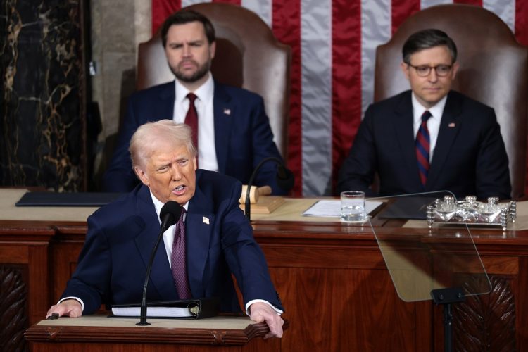 3月4日、トランプ大統領が行った施政方針演説は歴代大統領で最長の1時間40分だった(EPA=時事)