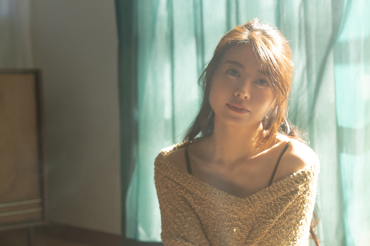有名女優に似ている」と話題の篠原いよ、癒やしボディが詰まったデジタル写真集から贅沢ショット｜NEWSポストセブン