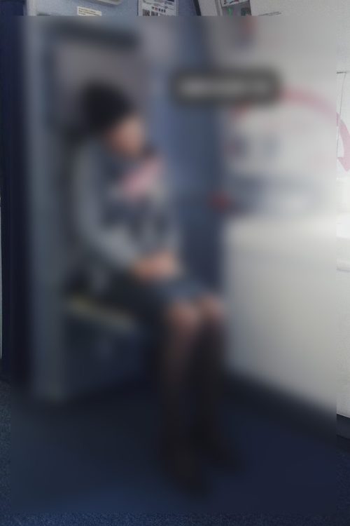 実際に大手SNS「RED(小紅書)」では“盗撮写真”のアップロードが確認できた。主に非常口席でCAが寝ているときを狙っているものが多いようだ(編集部で画像全体を加工)