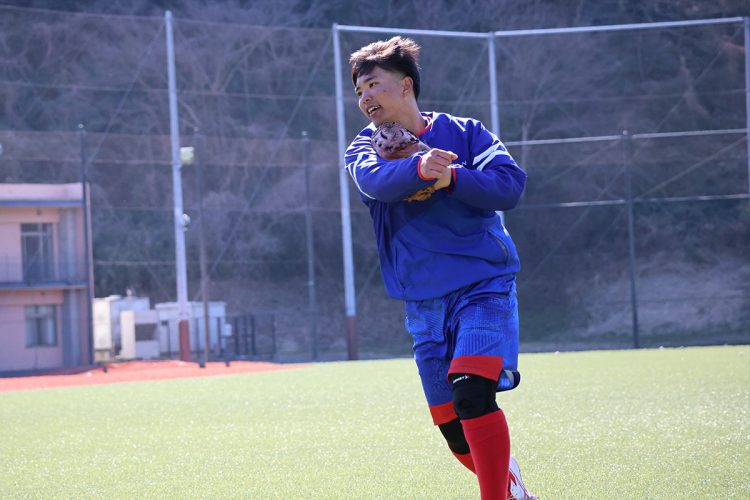 屋外で練習をする砂川選手