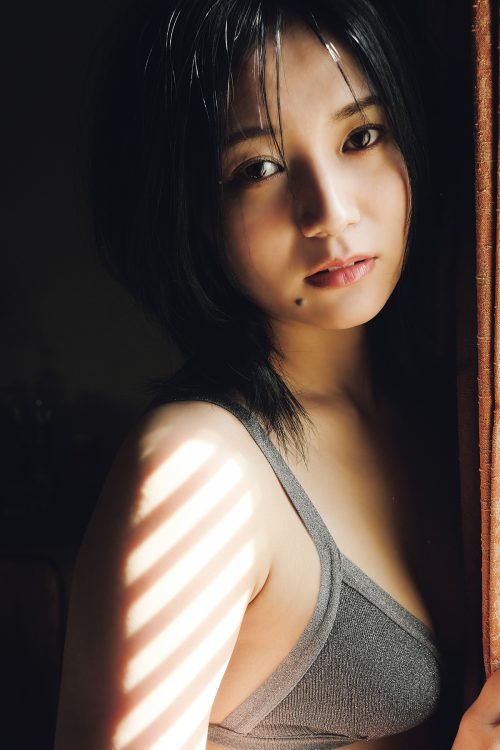 工藤スミレがアイドル時代と違ったオトナのグラビアを見せるデジタル写真集が4月1日に発売