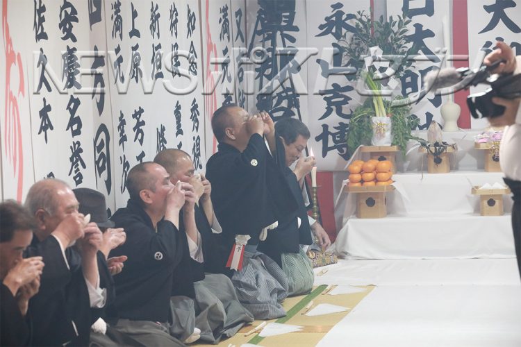 一斉に盃を呑み干し親子となる