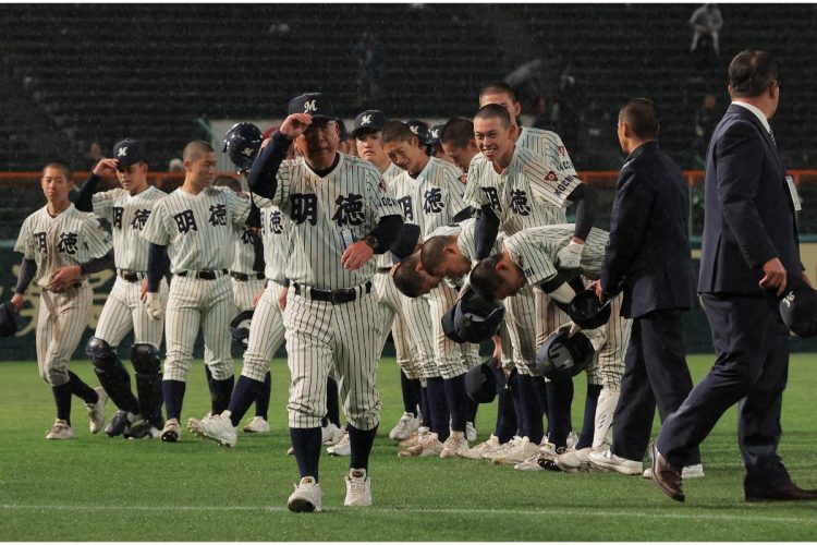 健大高崎戦に敗れて引き上げる明徳義塾ナイン(写真/産経新聞社)