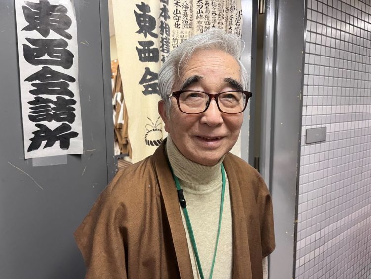 溜席での相撲観戦の楽しみを笑顔で語る大村さん