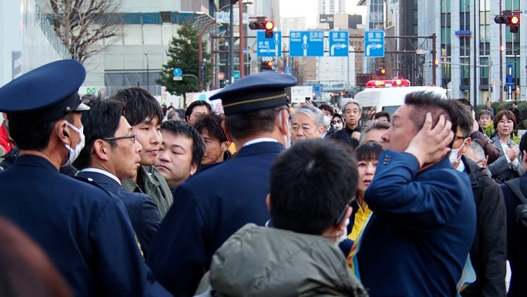 宮西詩音容疑者（左から3人目）に襲われ、負傷した「NHKから国民を守る党」の立花孝志氏（右端）（時事通信フォト）