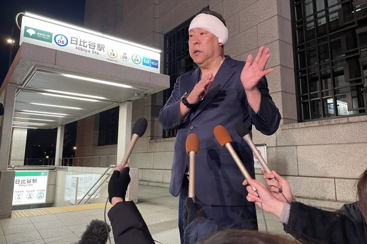 暴漢に襲われ、負傷した「NHKから国民を守る党」の立花孝志氏、取材に応じる(時事通信フォト)