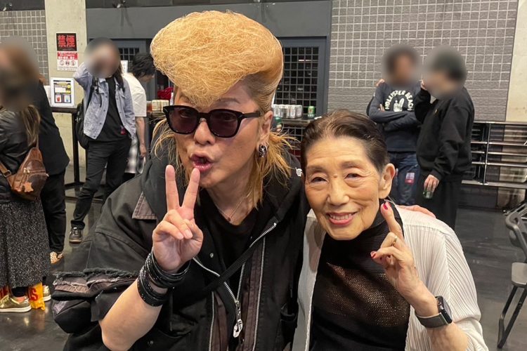 綾小路翔(氣志團)と満面の笑みを浮かべる東海林さん