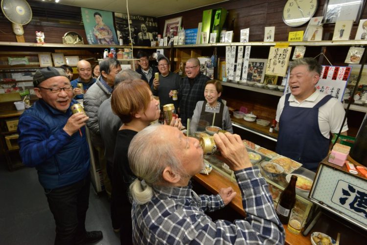 連日大賑わいの近江屋今津酒店では、みな笑顔