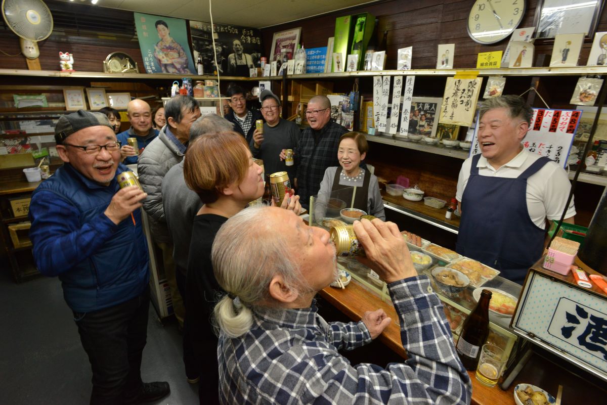 連日大賑わいの近江屋今津酒店では、みな笑顔