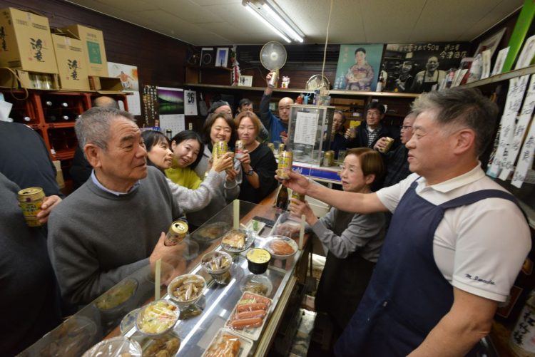 春江さんを慕う客らが感謝の気持ちを込めて乾杯！