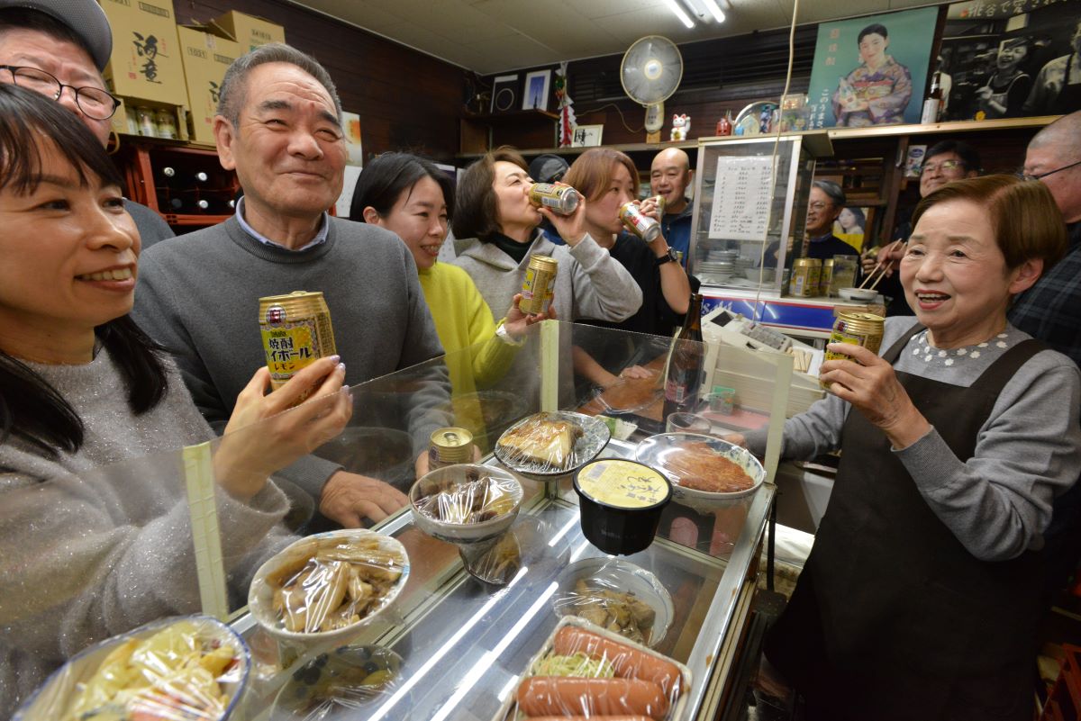 店主の春江さんは、「毎日晩酌を欠かさない」という
