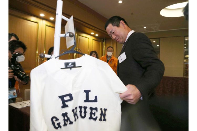 2020年のOB会総会でPL学園のユニフォームTシャツを見つめる桑田氏（産経新聞社）