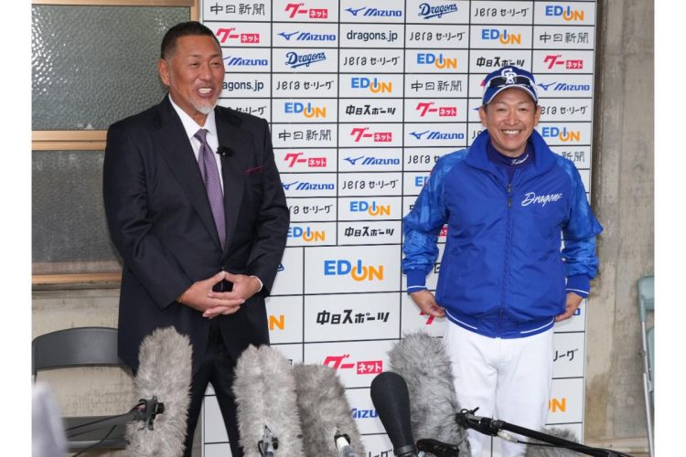 2023年の中日キャンプで立浪和義監督（当時）のもとを訪問した清原和博氏。PL学園の絆を見せた（産経新聞社）