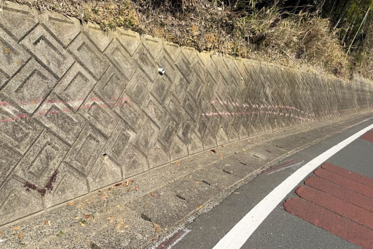道路脇の擁壁には衝突による損傷が