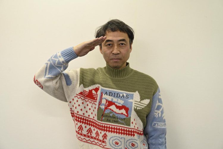 敬礼の姿も様になるワッキー（撮影／山口京和）