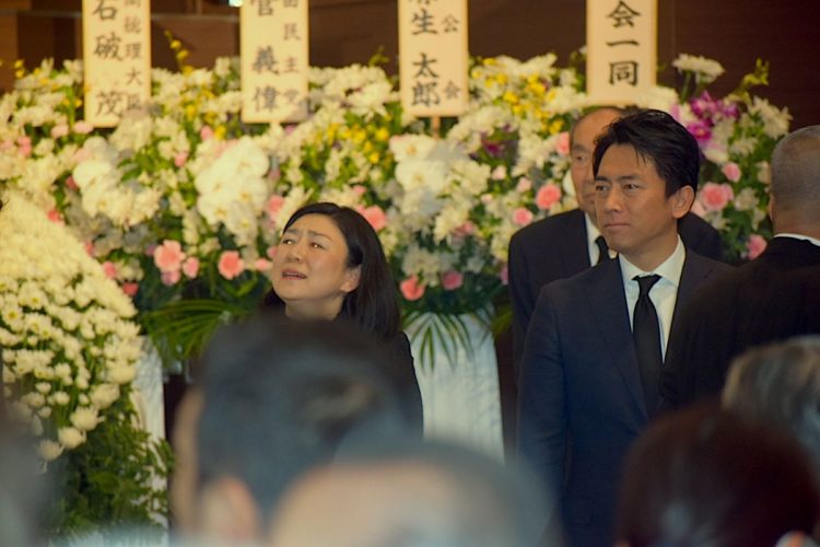 左から、牧島氏の長女・かれん氏（元デジタル担当相）、小泉進次郎氏