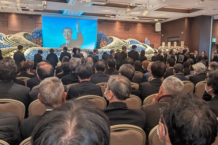 横須賀市内での牧島氏の「お別れの会」（筆者撮影）