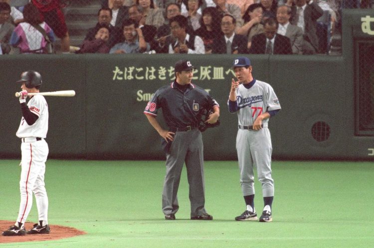 巨人戦で審判の判定に抗議する中日・星野仙一監督（1999年、時事通信フォト）