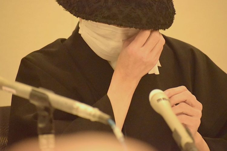 会見中、涙を拭う尼僧の叡敦(えいちょう）氏