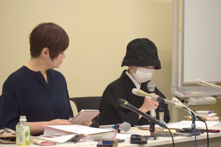 涙ながらに話す尼僧の叡敦（えいちょう）氏