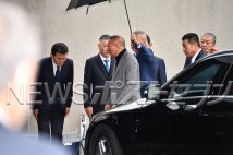 司組長が到着した。傘をさすのは竹内照明・弘道会会長だ