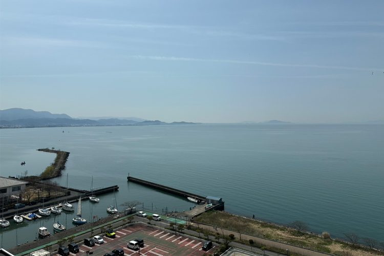 犯行現場の程近く、美しい琵琶湖が広がっている