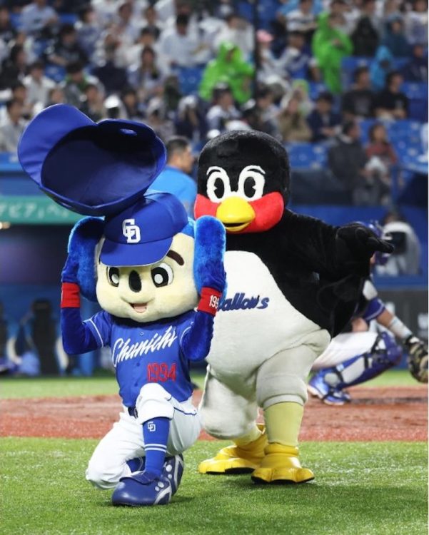 チームの成績が低迷してもドアラのパフォーマンスには球場が沸く（時事通信フォト）