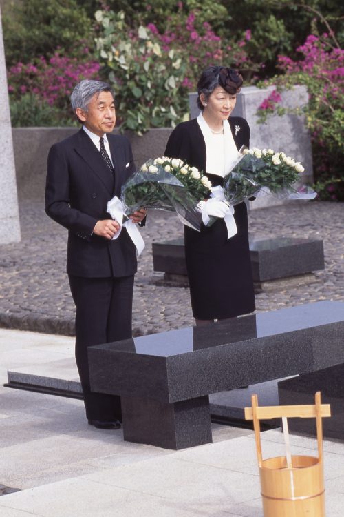 上皇ご夫妻の硫黄島訪問は、戦後50年を控えたタイミングだった（1994年2月、東京・小笠原村）
