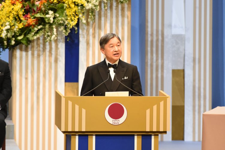 おことばを述べられる天皇陛下（2025年4月、撮影／JMPA）